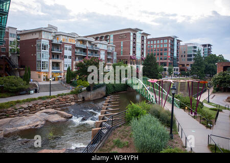 GREENVILLE, SC (USA) - Juli 5, 2019: Blick auf die Downtown River Walk mit dem Fluss Ort Entwicklung von Hotels, Restaurants und Geschäften. Stockfoto