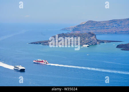 SeaJets und Minoan Lines Fähre aus in Megalochori in der Nähe von Oia und Fira, Santorini, Griechenland gesehen am 31.05.2019. © Peter Schatz/Alamy Stockfotos Stockfoto