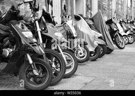 Geparkte Roller in der Innenstadt von Berlin. Stockfoto