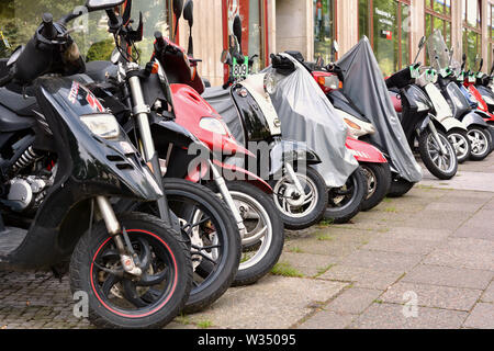 Geparkte Roller in der Innenstadt von Berlin. Stockfoto