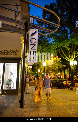 GREENVILLE, SC (USA) - Juli 5, 2019: die Menschen in einer warmen Sommernacht zu den Geschäften und Restaurants von Downtown Greenville. Stockfoto