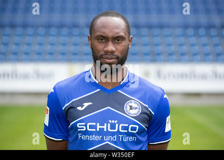 Bielefeld, Deutschland. 12. Juli, 2019. Fussball 2. Bundesliga: Fotoshooting für Arminia Bielefeld für die Saison 2019/20 in der Schüco Arena: Player Reinhold Yabo. Credit: Friso Gentsch/dpa/Alamy leben Nachrichten Stockfoto