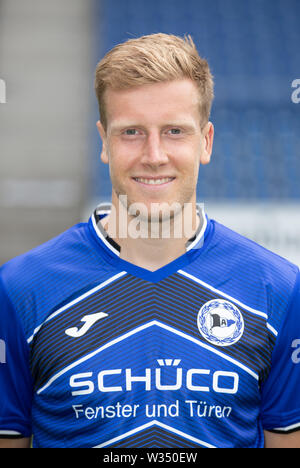 Bielefeld, Deutschland. 12. Juli, 2019. Fussball 2. Bundesliga: Fotoshooting für Arminia Bielefeld für die Saison 2019/20 in der Schüco Arena: Spieler Brian Behrendt. Credit: Friso Gentsch/dpa/Alamy leben Nachrichten Stockfoto