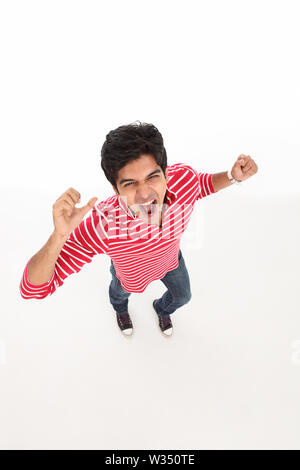 Hohe Betrachtungswinkel eines indischen jungen Mann schrie Stockfoto