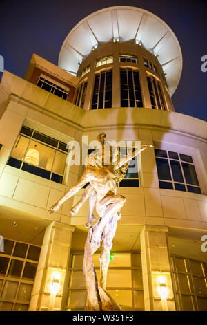 GREENVILLE, SC (USA) - Juli 5, 2019: Eine Nacht auf den Downtown 210 S. Main Street Gebäude mit Skulptur vor. Stockfoto