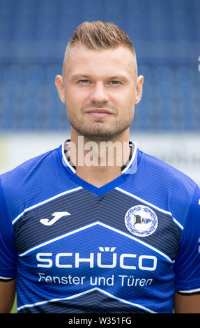 Bielefeld, Deutschland. 12. Juli, 2019. Fussball 2. Bundesliga: Fotoshooting für Arminia Bielefeld für die Saison 2019/20 in der Schüco Arena: Spieler Florian Hartherz. Credit: Friso Gentsch/dpa/Alamy leben Nachrichten Stockfoto