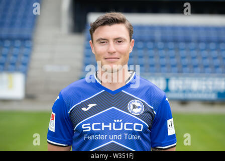 Bielefeld, Deutschland. 12. Juli, 2019. Fussball 2. Bundesliga: Fotoshooting für Arminia Bielefeld für die Saison 2019/20 in der Schüco Arena: Spieler Nils Quaschner. Credit: Friso Gentsch/dpa/Alamy leben Nachrichten Stockfoto