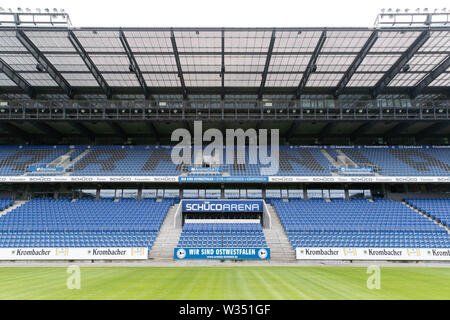 Bielefeld, Deutschland. 12. Juli, 2019. Fussball 2. Bundesliga: Fotoshooting für Arminia Bielefeld für die Saison 2019/20 in der Schüco Arena: Blick von der Haupttribüne. Credit: Friso Gentsch/dpa/Alamy leben Nachrichten Stockfoto