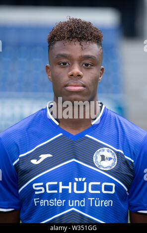 Bielefeld, Deutschland. 12. Juli, 2019. Fussball 2. Bundesliga: Fotoshooting für Arminia Bielefeld für die Saison 2019/20 in der Schüco Arena: Player Anderson Lucoqui. Credit: Friso Gentsch/dpa/Alamy leben Nachrichten Stockfoto