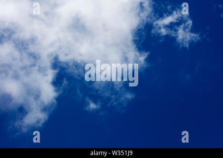 Tief blauen Himmel mit Wolken hoher Qualität. Stockfoto