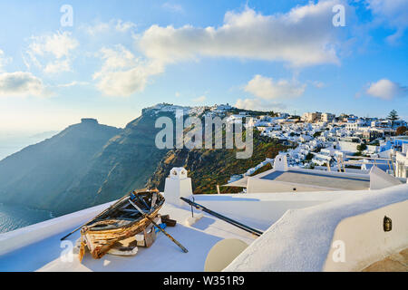 Blick auf die Caldera in Fira in der Nähe von Oia, Santorini, Griechenland am 02. Juni 2019. © Peter Schatz/Alamy Stockfotos Stockfoto