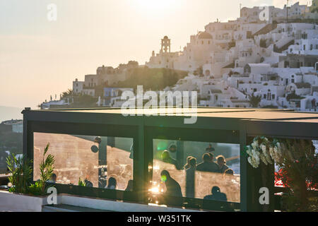 Blick auf die Caldera in Fira in der Nähe von Oia, Santorini, Griechenland am 02. Juni 2019. © Peter Schatz/Alamy Stockfotos Stockfoto