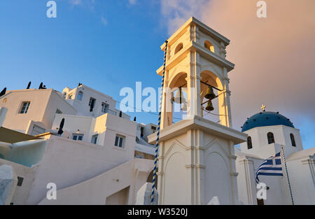 Restaurant mit Blick auf die Caldera in Fira in der Nähe von Oia, Santorini, Griechenland am 02. Juni 2019. © Peter Schatz/Alamy Stockfotos Stockfoto