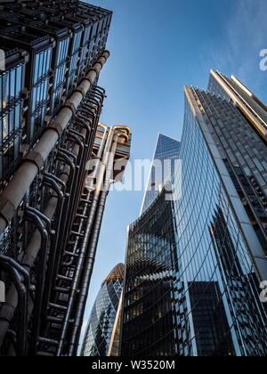 Die goldenen Farben des Sonnenuntergangs auf der Außenseite des Lloyds London Gebäude Stockfoto