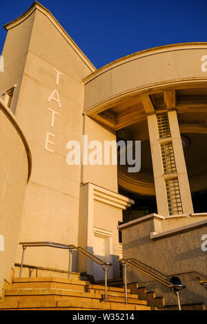 Die Tate St Ives Galerie am späten Abend licht Stockfoto