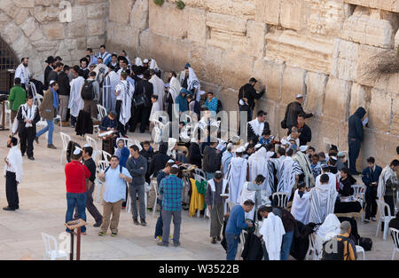 JERUSALEM, Israel - 18.Februar 2013: Bar Mizwa Ritual an der Klagemauer in Jerusalem. Ein 13 Jahre alter Junge, hat sich Bar Mizwa ist moralisch und et Stockfoto