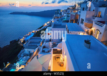 Restaurant mit Blick auf die Caldera in Fira in der Nähe von Oia, Santorini, Griechenland am 02. Juni 2019. © Peter Schatz/Alamy Stockfotos Stockfoto