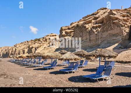 Vlichada (vlyhada) Strand mit Sand Felsformationen in Elefsina in der Nähe von Oia, Santorini, Griechenland, 03. Juni 2019. © Peter Schatz/Alamy Stockfotos Stockfoto