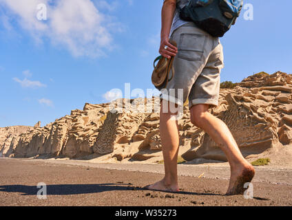 Touristen entlang Vlichada (vlyhada) Strand mit Sand Felsformationen in Elefsina in der Nähe von Oia, Santorini, Griechenland, 03. Juni 2019. © Peter Schatz/ Stockfoto