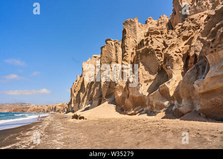 Touristen entlang Vlichada (vlyhada) Strand mit Sand Felsformationen in Elefsina in der Nähe von Oia, Santorini, Griechenland, 03. Juni 2019. © Peter Schatz/ Stockfoto