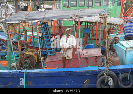 Gerne indische Fischer wieder auf Fischerboot nach Kochi (Cochin) Port, Indien. Stockfoto