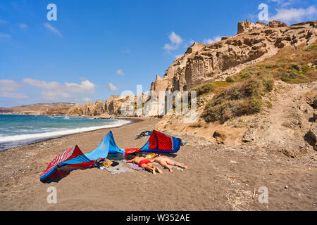 Touristen entlang Vlichada (vlyhada) Strand mit Sand Felsformationen in Elefsina in der Nähe von Oia, Santorini, Griechenland, 03. Juni 2019. © Peter Schatz/ Stockfoto