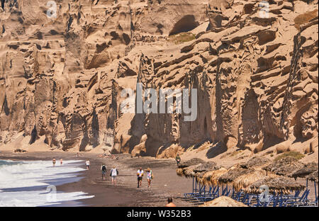 Touristen entlang Vlichada (vlyhada) Strand mit Sand Felsformationen in Elefsina in der Nähe von Oia, Santorini, Griechenland, 03. Juni 2019. © Peter Schatz/ Stockfoto