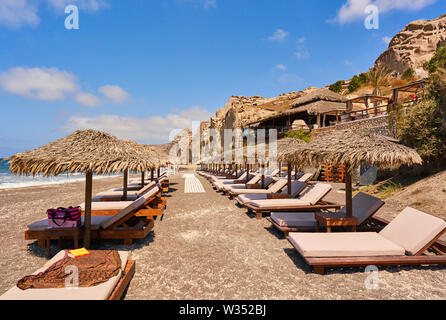 Touristen entlang Vlichada (vlyhada) Strand mit Sand Felsformationen in Elefsina in der Nähe von Oia, Santorini, Griechenland, 03. Juni 2019. © Peter Schatz/ Stockfoto
