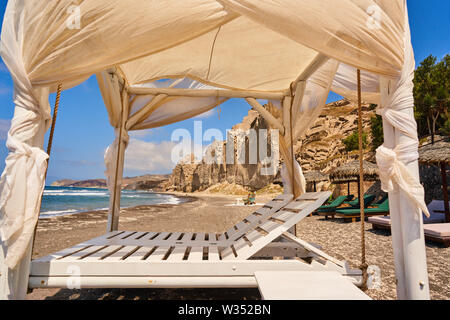 Touristen entlang Vlichada (vlyhada) Strand mit Sand Felsformationen in Elefsina in der Nähe von Oia, Santorini, Griechenland, 03. Juni 2019. © Peter Schatz/ Stockfoto