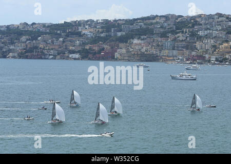 Neapel, Italien. 12. Juli, 2019. Segler konkurrieren während der abschließenden von RS21 Mixed Fleet Racing Segeln an der 30 Sommer-universiade in Neapel, Italien, 12. Juli 2019. Credit: Zheng Huansong/Xinhua/Alamy leben Nachrichten Stockfoto