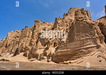 Touristen entlang Vlichada (vlyhada) Strand mit Sand Felsformationen in Elefsina in der Nähe von Oia, Santorini, Griechenland, 03. Juni 2019. © Peter Schatz/ Stockfoto