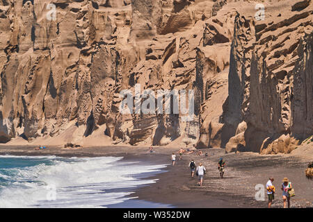 Touristen entlang Vlichada (vlyhada) Strand mit Sand Felsformationen in Elefsina in der Nähe von Oia, Santorini, Griechenland, 03. Juni 2019. © Peter Schatz/ Stockfoto