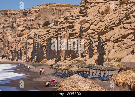 Touristen entlang Vlichada (vlyhada) Strand mit Sand Felsformationen in Elefsina in der Nähe von Oia, Santorini, Griechenland, 03. Juni 2019. © Peter Schatz/ Stockfoto