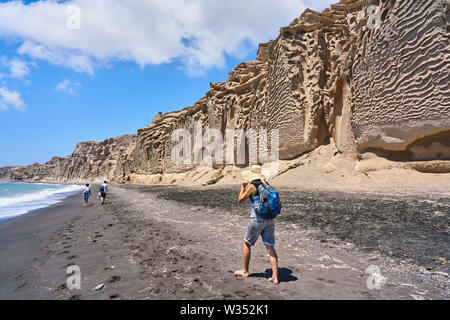 Touristen entlang Vlichada (vlyhada) Strand mit Sand Felsformationen in Elefsina in der Nähe von Oia, Santorini, Griechenland, 03. Juni 2019. © Peter Schatz/ Stockfoto