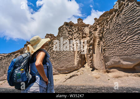 Touristen entlang Vlichada (vlyhada) Strand mit Sand Felsformationen in Elefsina in der Nähe von Oia, Santorini, Griechenland, 03. Juni 2019. © Peter Schatz/ Stockfoto