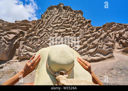 Touristen entlang Vlichada (vlyhada) Strand mit Sand Felsformationen in Elefsina in der Nähe von Oia, Santorini, Griechenland, 03. Juni 2019. © Peter Schatz/ Stockfoto