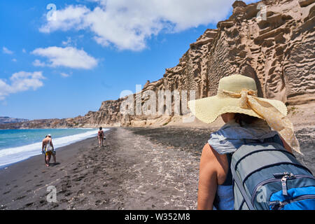 Touristen entlang Vlichada (vlyhada) Strand mit Sand Felsformationen in Elefsina in der Nähe von Oia, Santorini, Griechenland, 03. Juni 2019. © Peter Schatz/ Stockfoto