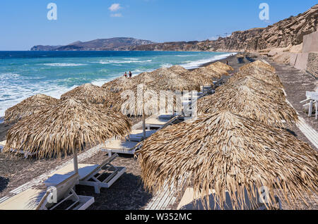 Touristen entlang Vlichada (vlyhada) Strand mit Sand Felsformationen in Elefsina in der Nähe von Oia, Santorini, Griechenland, 03. Juni 2019. © Peter Schatz/ Stockfoto