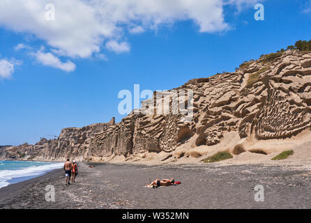 Touristen entlang Vlichada (vlyhada) Strand mit Sand Felsformationen in Elefsina in der Nähe von Oia, Santorini, Griechenland, 03. Juni 2019. © Peter Schatz/ Stockfoto
