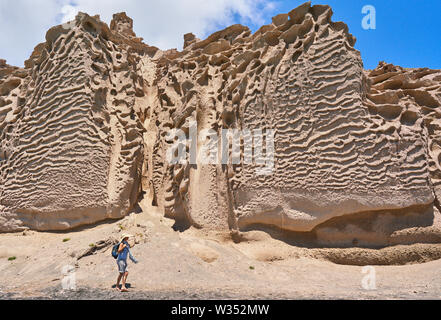 Touristen entlang Vlichada (vlyhada) Strand mit Sand Felsformationen in Elefsina in der Nähe von Oia, Santorini, Griechenland, 03. Juni 2019. © Peter Schatz/ Stockfoto