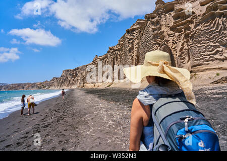 Touristen entlang Vlichada (vlyhada) Strand mit Sand Felsformationen in Elefsina in der Nähe von Oia, Santorini, Griechenland, 03. Juni 2019. © Peter Schatz/ Stockfoto