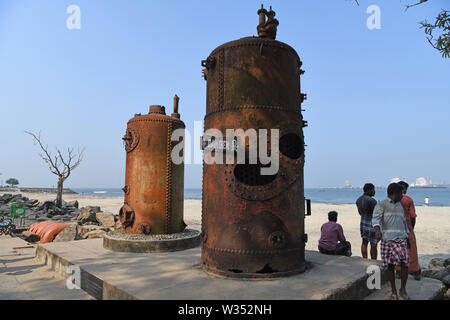 Alte Dampfkessel von unbekannten Schiffen. Auf der Costal Path in Fort Kochi, Kerala, Indien angezeigt. Stockfoto