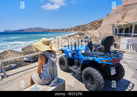 Touristen entlang Vlichada (vlyhada) Strand mit Sand Felsformationen in Elefsina in der Nähe von Oia, Santorini, Griechenland, 03. Juni 2019. © Peter Schatz/ Stockfoto
