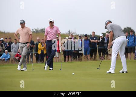 (Von links) Südafrikas Brandon Stone, USA Justin Thomas und England's Tyrrell Hatton im 8. grün während Tag zwei der Aberdeen Standard Investitionen Scottish Open im Renaissance Club, North Berwick. Stockfoto