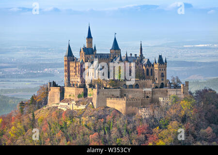 In der Nähe der Burg Hohenzollern im Herbst, Baden-Württemberg, Deutschland Stockfoto