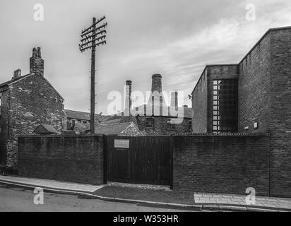 Typisch für die Industrielandschaft von Stoke-on-Trent, EINEM Flaschenofen oder Flaschenofen, bezeichnet "Bottle" die Form der Struktur Stockfoto