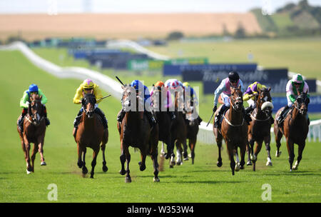 Licht und Dunkel, geritten von Jockey Callum Shephard (Mitte) auf dem Weg zum Sieg im Porsche Zentrum Cambridge Behinderung bei Tag zwei des Moet und Chandon Juli Festival 2019 in Newmarket Racecourse. Stockfoto