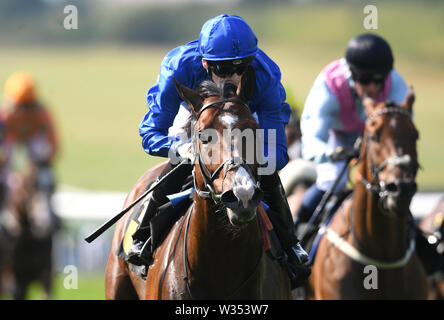 Licht und Dunkel, geritten von Jockey Callum Shephard auf dem Weg zum Sieg im Porsche Zentrum Cambridge Behinderung bei Tag zwei des Moet und Chandon Juli Festival 2019 in Newmarket Racecourse. Stockfoto