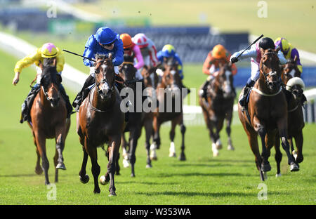 Licht und Dunkel, geritten von Jockey Callum Shephard (Zweite links) auf dem Weg zum Sieg im Porsche Zentrum Cambridge Behinderung bei Tag zwei des Moet und Chandon Juli Festival 2019 in Newmarket Racecourse. Stockfoto