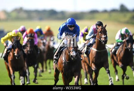 Licht und Dunkel, geritten von Jockey Callum Shephard (Mitte) auf dem Weg zum Sieg im Porsche Zentrum Cambridge Behinderung bei Tag zwei des Moet und Chandon Juli Festival 2019 in Newmarket Racecourse. Stockfoto